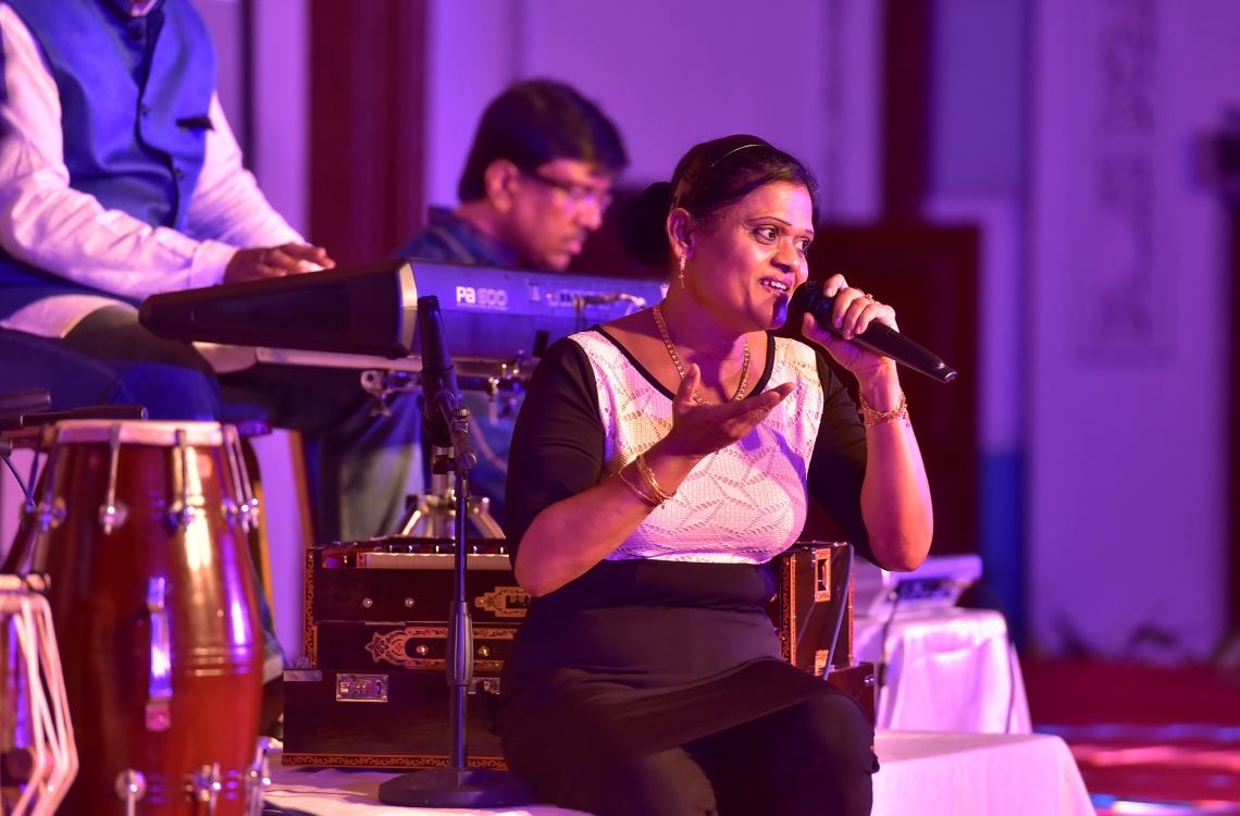 މާލެ: ޖެނުއަރީ 27، 2017: އިންޑިއާގެ ޖުމްހޫރީ ދުވަސް ފާހަގަކުރަން ބޭއްވި ހަފްލާގައި ޒޫނާ ލަވައެއް ހުށަހަޅާދެނީ.-- ފޮޓޯ: ނިޝާން އަލީ/ މިހާރު