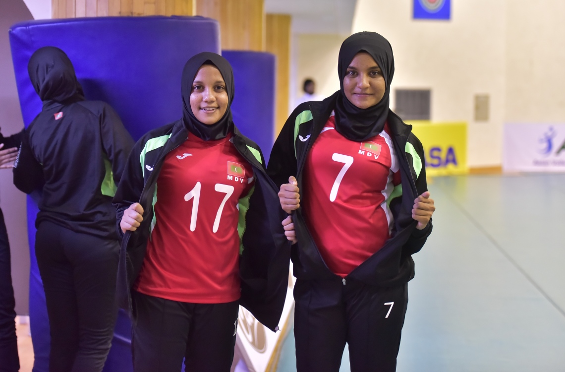 މާލެ:27 ޖެނުއަރީ 2017، ވޯލްޑް ޗެމްޕިއަންޝިޕް އަންހެން ވޮލީބޯޅަ މުބާރާތުގެ އޭވީސީ ކޮލިފައިން ބުރުގައި ރާއްޖެ އާއި ނޭޕާލް ބައްދަލު ކުރި މެޗުގެ ތެރެއިން، ރާއްޖެ ޓީ--.ފޮޓޯ:ނިޝާން އަލީ/މިހާރު