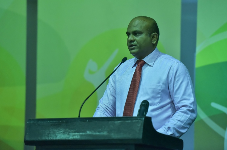 ލަތީފް މަގާމުން ދުރުކުރަން، ޔޫތުން އޭނާ ވަކިކޮށްފި