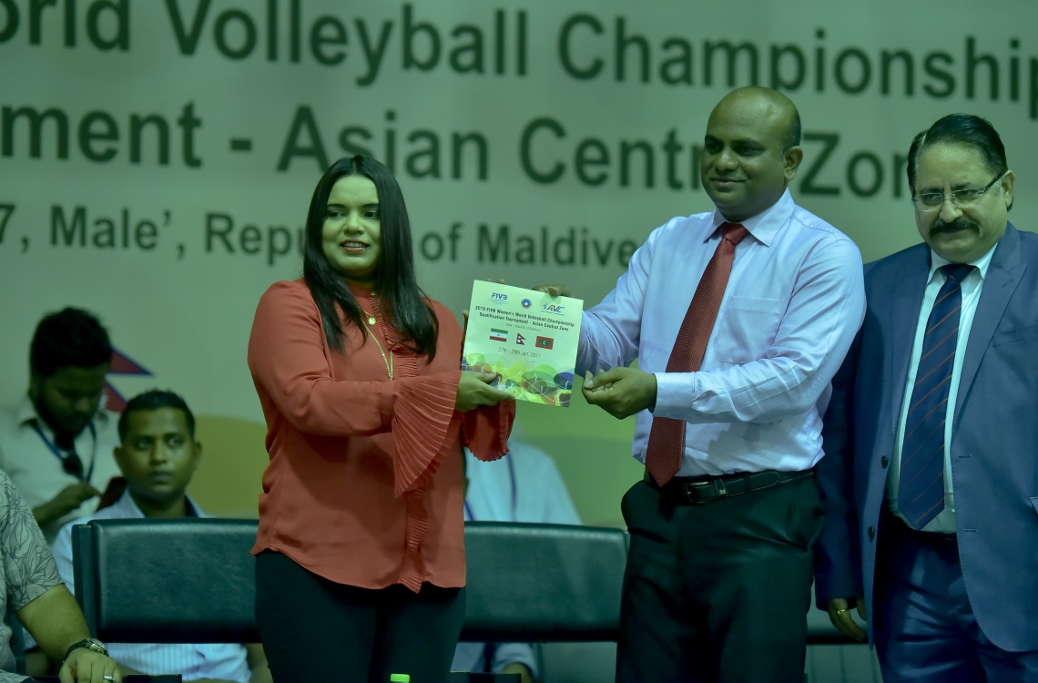 މުބާރާތަށް ތައްޔާރުކުރި ބުކްލެޓް ކުޅިވަރާ ބެހޭ ވަޒީރު އިރުތިޝާމް (ވ) އިފްތިތާހު ކޮށްދެއްވަނީ.-- ފޮޓޯ: ނިޝާން އަލީ/ މިހާރު