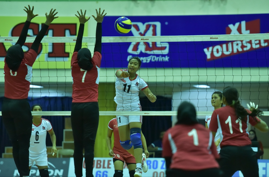 މާލެ:27 ޖެނުއަރީ 2017، ވޯލްޑް ޗެމްޕިއަންޝިޕް އަންހެން ވޮލީބޯޅަ މުބާރާތުގެ އޭވީސީ ކޮލިފައިން ބުރުގައި ރާއްޖެ އާއި ނޭޕާލް ބައްދަލު ކުރި މެޗުގެ ތެރެއިން، ނޭޕާލްގެ ޕްރަތީބާ ފޮނުވާލާ ޝޮޓެއް ބްލޮކް ކުރަން ރާއްޖޭގެ ދެ ކުޅުންތެރިން މަސައްކަތް ކުރަނީ--.ފޮޓޯ:ނިޝާން އަލީ/މިހާރު