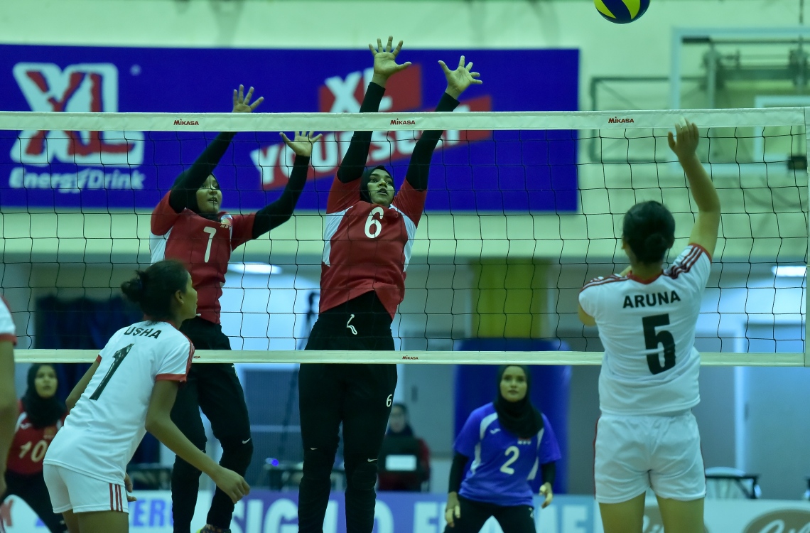 މާލެ:27 ޖެނުއަރީ 2017، ވޯލްޑް ޗެމްޕިއަންޝިޕް އަންހެން ވޮލީބޯޅަ މުބާރާތުގެ އޭވީސީ ކޮލިފައިން ބުރުގައި ރާއްޖެ އާއި ނޭޕާލް ބައްދަލު ކުރި މެޗުގެ ތެރެއިން--.ފޮޓޯ:ނިޝާން އަލީ/މިހާރު