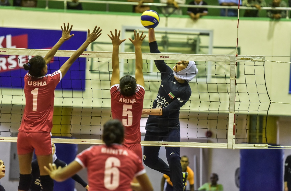 މާލެ:28 ޖެނުއަރީ 2017، ވޯލްޑް ޗެމްޕިއަންޝިޕް އަންހެން ވޮލީބޯޅަ މުބާރާތުގެ އޭވީސީ ކޮލިފައިން ބުރުގައި ނޭޕާލާއި އީރާން ބައްދަލު ކުރި މެޗުގެ ތެރެއިން--.ފޮޓޯ:ނިޝާން އަލީ/މިހާރު