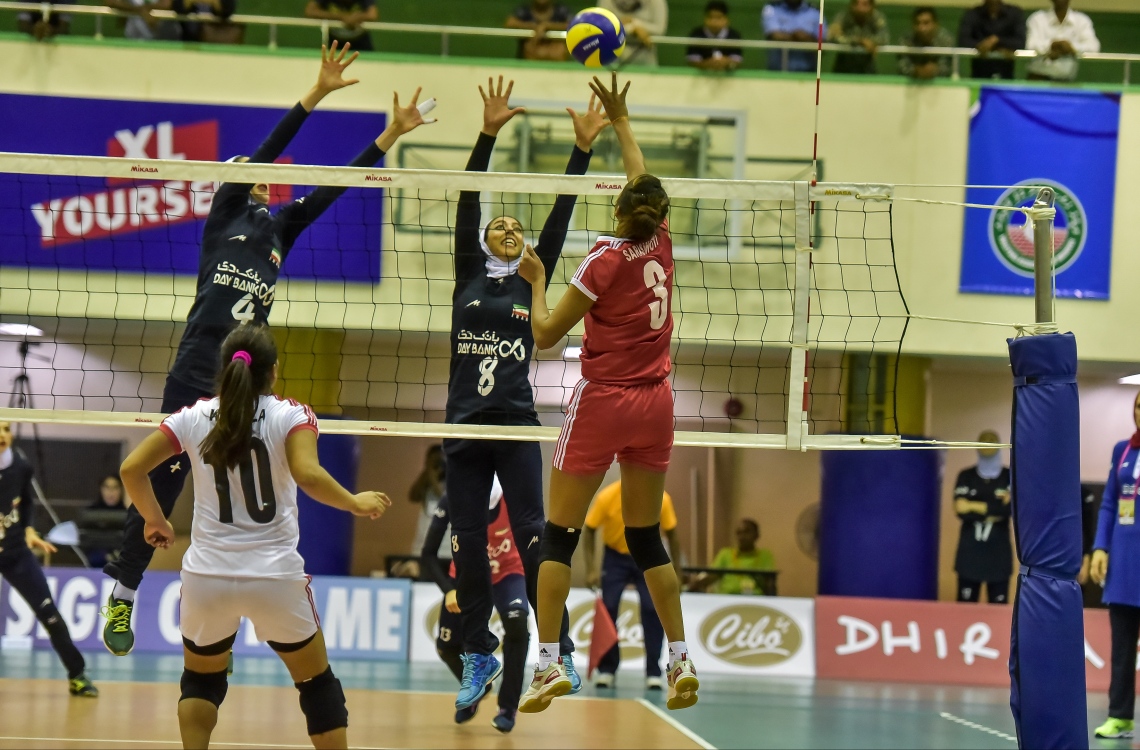 މާލެ:28 ޖެނުއަރީ 2017، ވޯލްޑް ޗެމްޕިއަންޝިޕް އަންހެން ވޮލީބޯޅަ މުބާރާތުގެ އޭވީސީ ކޮލިފައިން ބުރުގައި ނޭޕާލާއި އީރާން ބައްދަލު ކުރި މެޗުގެ ތެރެއިން، ނޭޕާލްގެ ސަރަސްވަތީ ބޯޅަ ކުރިޔަށް ފޮނުވާލަނީ --.ފޮޓޯ:ނިޝާން އަލީ/މިހާރު