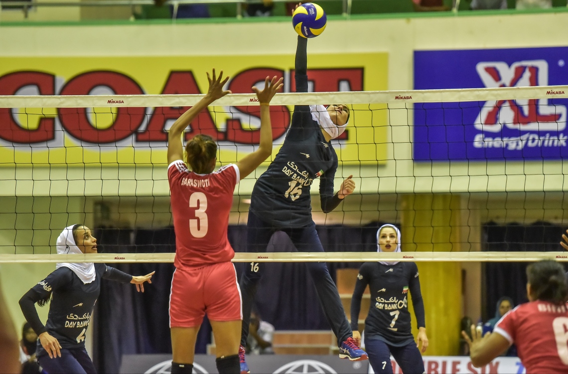 މާލެ:28 ޖެނުއަރީ 2017، ވޯލްޑް ޗެމްޕިއަންޝިޕް އަންހެން ވޮލީބޯޅަ މުބާރާތުގެ އޭވީސީ ކޮލިފައިން ބުރުގައި ނޭޕާލާއި އީރާން ބައްދަލު ކުރި މެޗުގެ ތެރެއިން--.ފޮޓޯ:ނިޝާން އަލީ/މިހާރު