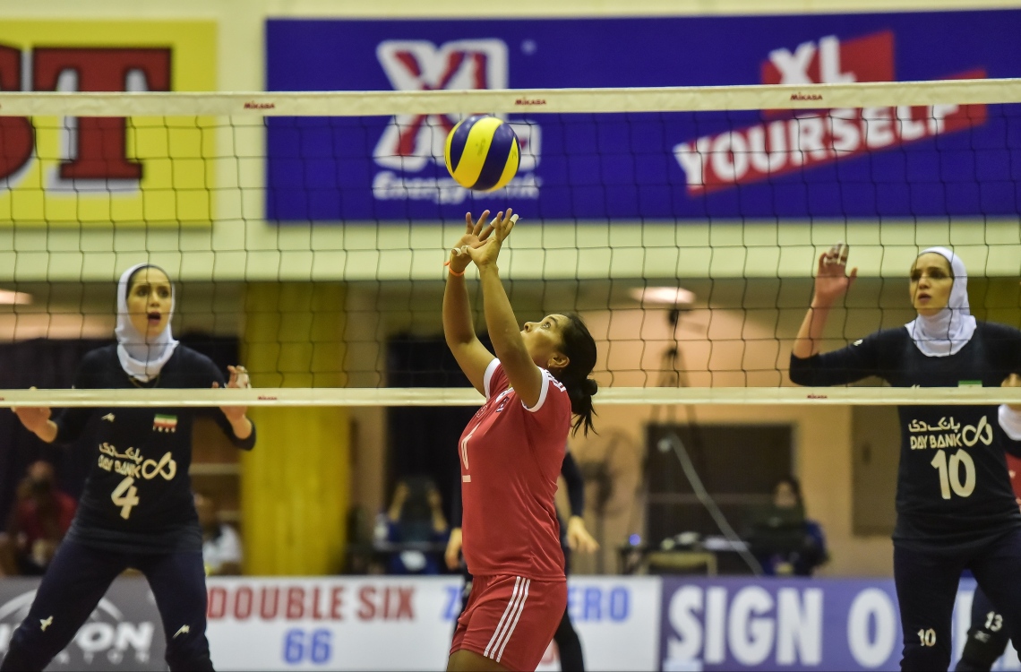 މާލެ:28 ޖެނުއަރީ 2017، ވޯލްޑް ޗެމްޕިއަންޝިޕް އަންހެން ވޮލީބޯޅަ މުބާރާތުގެ އޭވީސީ ކޮލިފައިން ބުރުގައި ނޭޕާލާއި އީރާން ބައްދަލު ކުރި މެޗުގެ ތެރެއިން، ނޭޕާލް ޓީމްގެ ކުޅުންތެރިޔަކު ބޯޅަ ސެޓް ކުރަނީ--.ފޮޓޯ:ނިޝާން އަލީ/މިހާރު