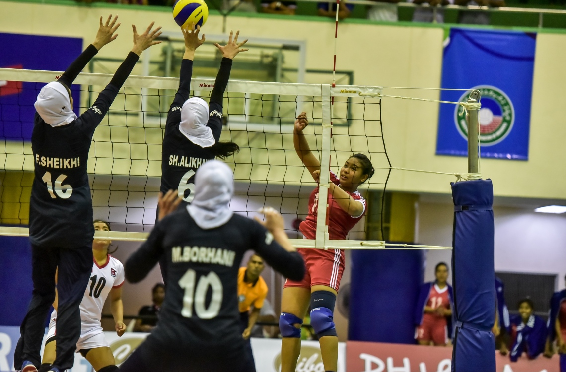 މާލެ:28 ޖެނުއަރީ 2017، ވޯލްޑް ޗެމްޕިއަންޝިޕް އަންހެން ވޮލީބޯޅަ މުބާރާތުގެ އޭވީސީ ކޮލިފައިން ބުރުގައި ނޭޕާލާއި އީރާން ބައްދަލު ކުރި މެޗުގެ ތެރެއިން--.ފޮޓޯ:ނިޝާން އަލީ/މިހާރު