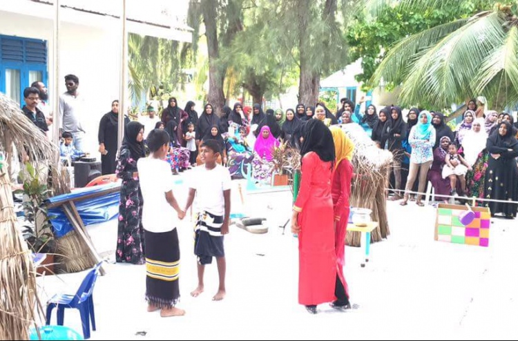 މޫނު ބުރުގާ އަޅާތީ ޓީޗަރަކު ވަޒީފާއިން ވަކިކޮށްފި