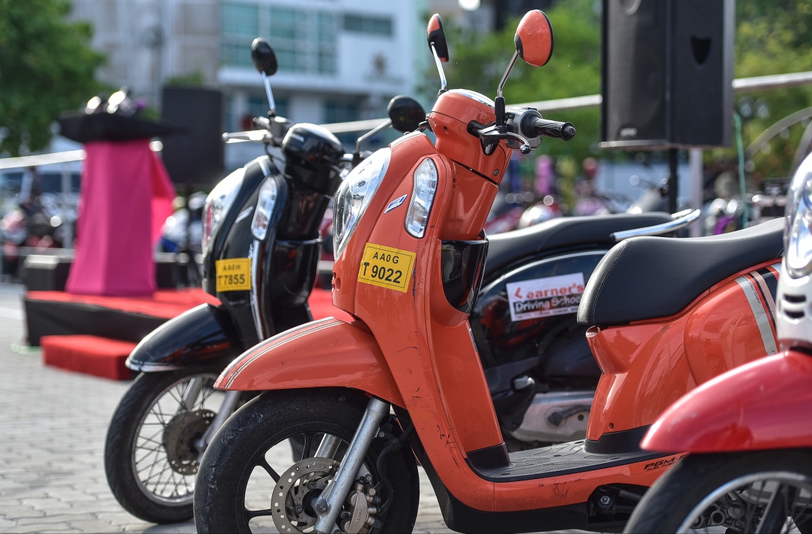 މާލެ: ޖެނުއަރީ 29، 2017: ސައިކަލު ޓެކްސީގެ ޚިދުމަތް ފެށުމުގެ ގޮތުން ބޭއްވި ރަސްމިއްޔާތުގައި ސްކޫ ޓެކްސީގެ ސައިކަލުތައް ދައްކާލަނީ. --މިހާރު ފޮޓޯ/ނިޝާން އަލީ