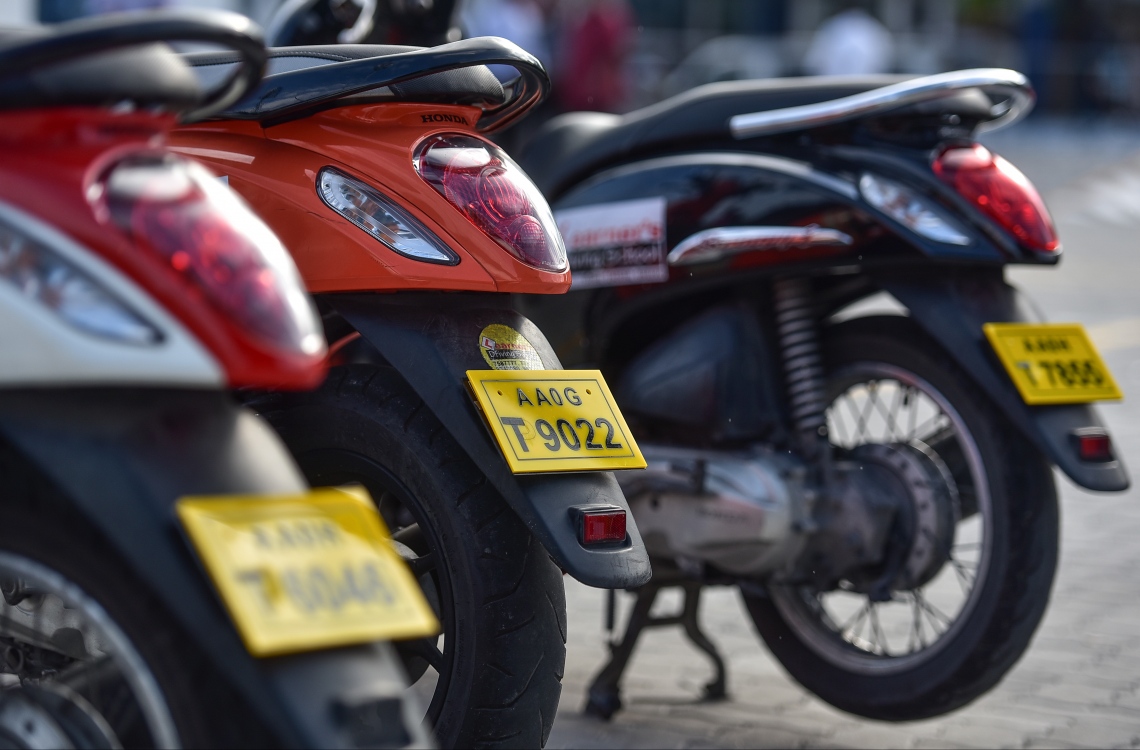 މާލެ: ޖެނުއަރީ 29، 2017: ސައިކަލު ޓެކްސީގެ ޚިދުމަތް ފެށުމުގެ ގޮތުން ބޭއްވި ރަސްމިއްޔާތުގައި ސްކޫ ޓެކްސީގެ ސައިކަލުތައް ދައްކާލަނީ. --މިހާރު ފޮޓޯ/ނިޝާން އަލީ