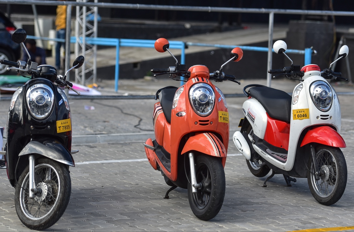 މާލެ: ޖެނުއަރީ 29، 2017: ސައިކަލު ޓެކްސީގެ ޚިދުމަތް ފެށުމުގެ ގޮތުން ބޭއްވި ރަސްމިއްޔާތުގައި ސްކޫ ޓެކްސީގެ ސައިކަލުތައް ދައްކާލަނީ. --މިހާރު ފޮޓޯ/ނިޝާން އަލީ