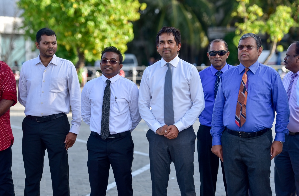 މާލެ: ޖެނުއަރީ 29، 2017: ސައިކަލު ޓެކްސީގެ ޚިދުމަތް ފެށުމުގެ ގޮތުން ބޭއްވި ރަސްމިއްޔާތުގައި ޓްރާންސްޕޯޓް  އޮތޯރިޓީގެ ޗެއާމަން އަބްދުއް ރަޝީދު ނާފިޒް (ކ-2)، އިކޮނޮމިކް މިނިސްޓަރު މުހައްމަދު ސައީދު (ވ-3)، މާފަންނު ދެކުނު ދާއިރާގެ މެމްބަރު އަބްދުﷲ ރިފާއު(ވ-2)ގެ އިތުން ސްކޫ ޓެކްސީގެ ބައެއް އިސްވެރިން ބައިވެރިވެ ވަޑައިގަންނަވަނީ. --މިހާރު ފޮޓޯ/ނިޝާން އަލީ