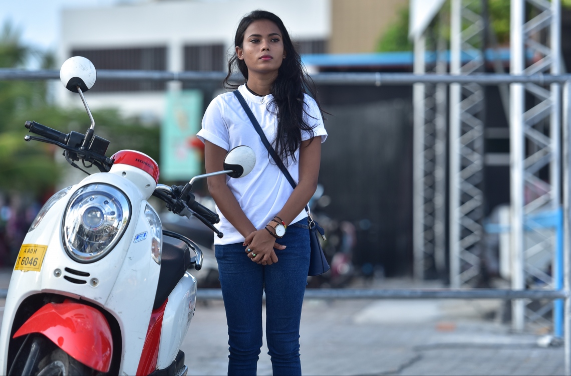 މާލެ: ޖެނުއަރީ 29، 2017: ސައިކަލު ޓެކްސީގެ ޚިދުމަތް ފެށުމުގެ ގޮތުން ބޭއްވި ރަސްމިއްޔާތުގައި އަންހެން ޑްރައިވަރަކު ސައިކަލު ކައިރީގައި މަޑުކޮށްލައިގެން. --މިހާރު ފޮޓޯ/ނިޝާން އަލީ