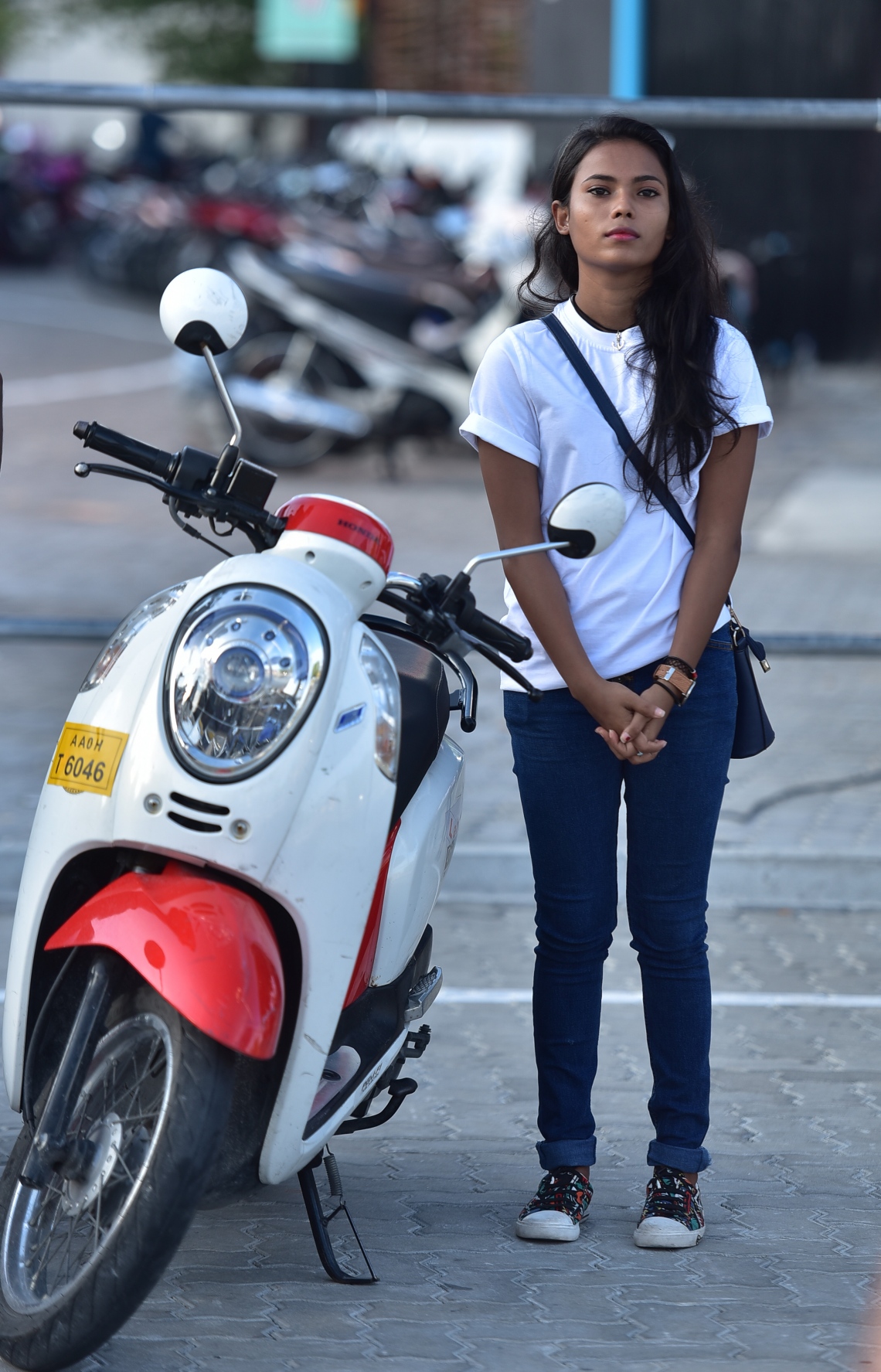 މާލެ: ޖެނުއަރީ 29، 2017: ސައިކަލު ޓެކްސީގެ ޚިދުމަތް ފެށުމުގެ ގޮތުން ބޭއްވި ރަސްމިއްޔާތުގައި އަންހެން ޑްރައިވަރަކު ސައިކަލު ކައިރީގައި މަޑުކޮށްލައިގެން. --މިހާރު ފޮޓޯ/ނިޝާން އަލީ