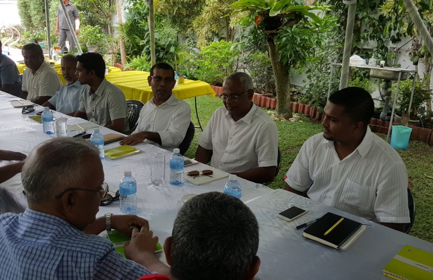 އެމްޑީޕީގެ އިސް މެމްބަރުންނާ އެކު ނަޝީދު ލަންކާގައި ބޭއްވި ބައްދަލުކުރެއްވުމުގައި ޕާޓީގެ ސެކްރެޓަރީ ޖެނެރަލް އަނަސް (ކ) އާއި އެހެން ބޭފުޅުން ބައިވެރިވެވަޑައިގަންނަވަނީ. --ފޮޓޯ: އެމްޑީޕީ