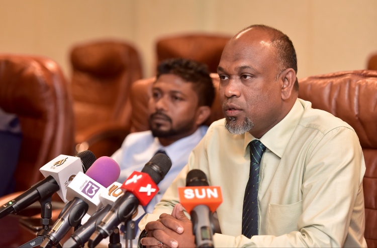 މައްޔިތާއާ އެކު ހުޅުމާލެ އަށް ދެވޭނީ ތިން މީހުންނަށް