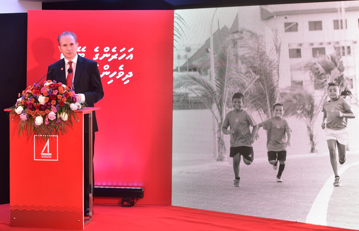 "އަހަރެންގެ ބޭންކް" ކެމްޕޭން އިފްތިތާހު ކުރަން މިރޭ ބޭއްވި ހަފުލާގައި ބީއެމްއެލްގެ ސީއީއޯ އެންޑްރޫ ވާހަކަދައްކަވަނީ.-- ފޮޓޯ: ނިޝާން އަލީ/ މިހާރު