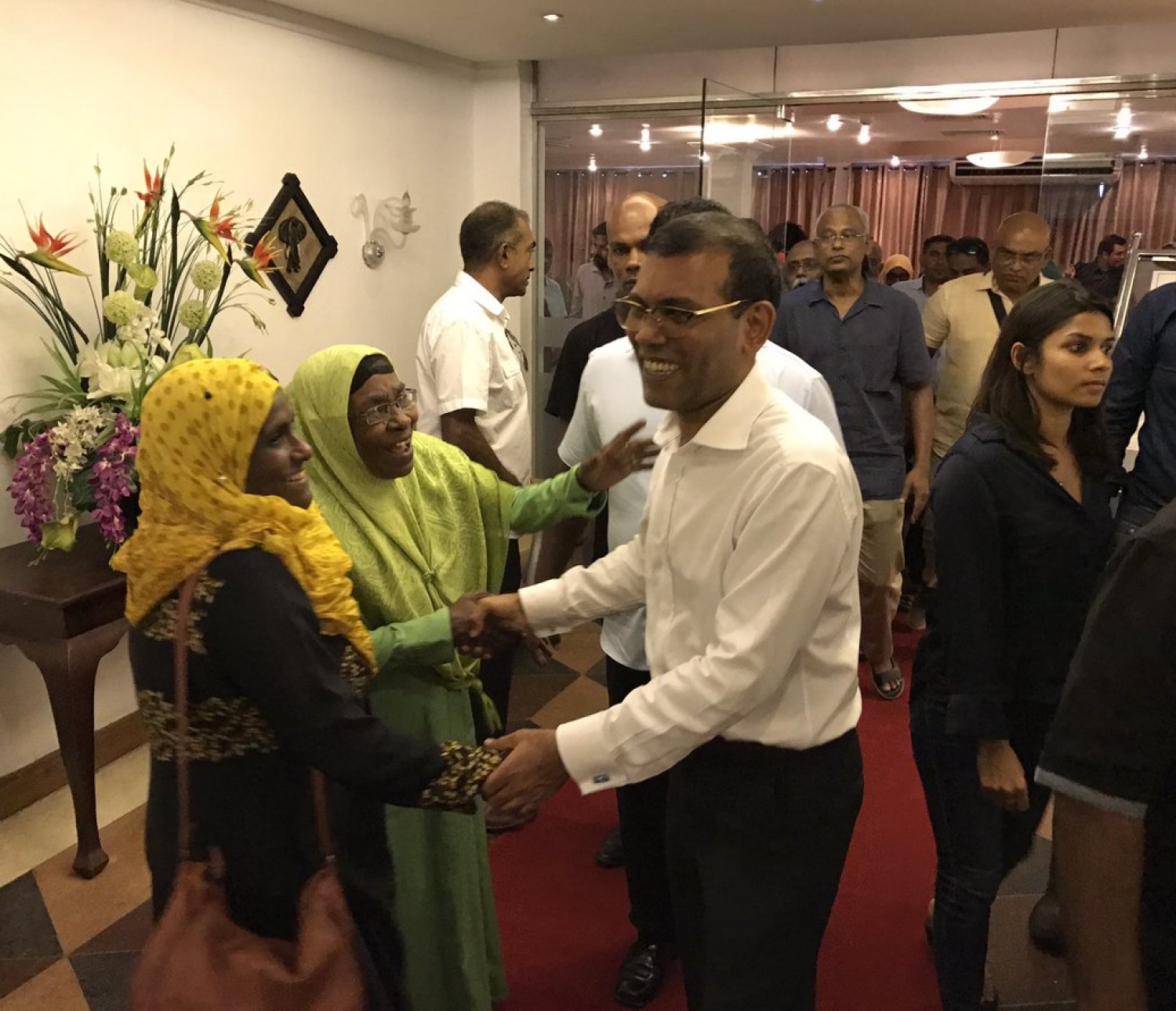 ނަޝީދު ފެނުމުން ދެ ސަޕޯޓަރަކު އުފާފާޅުކުރަނީ: ސްރީ ލަންކާގައި އެމަނިކުފާނު އިއްޔެ ވަނީ ސަޕޯޓަރުންނާ ބައްދަލުކުރައްވާފައި. --ފޮޓޯ: އެމްޑީޕީ