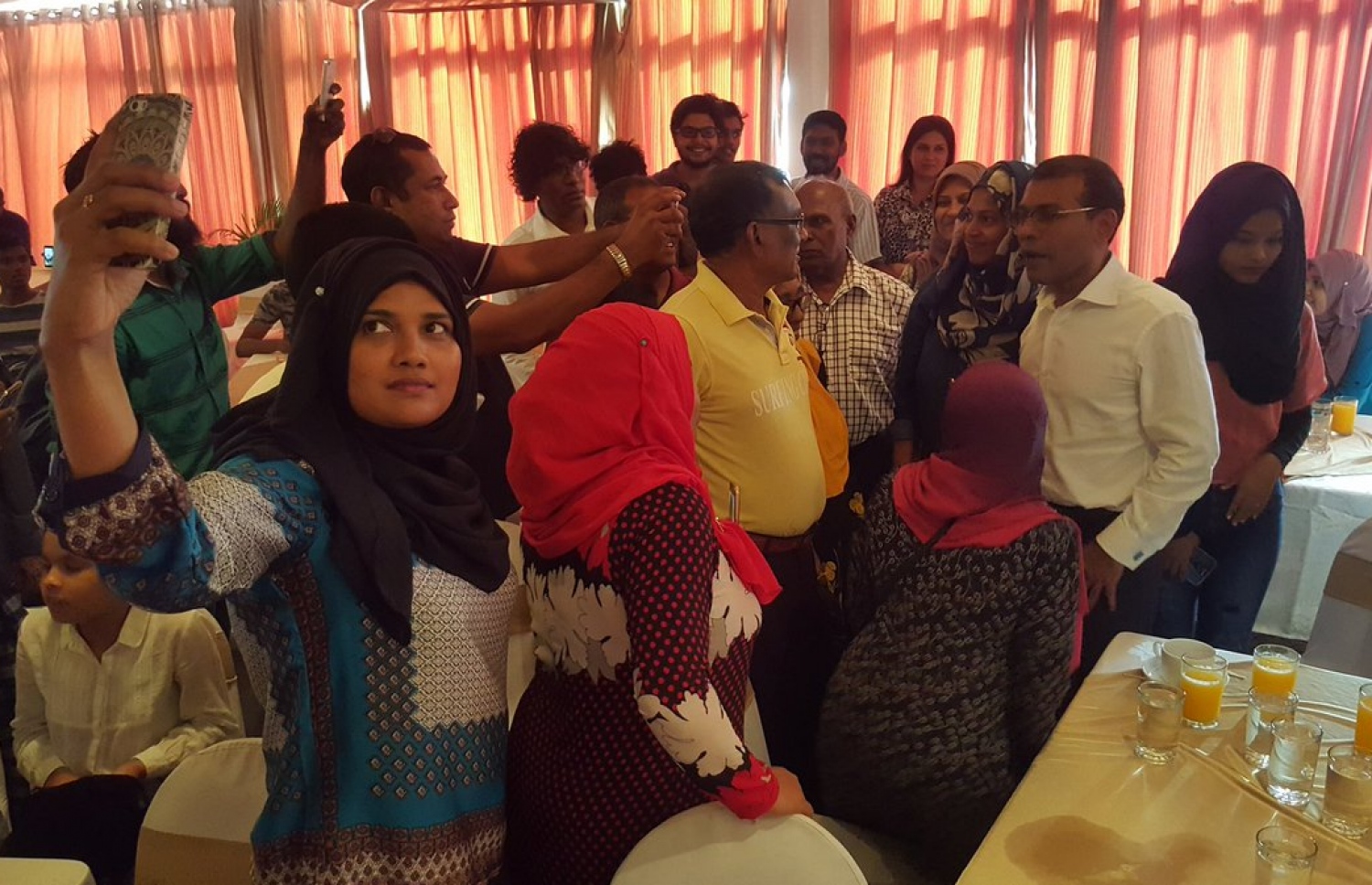 ނަޝީދު ލަންކާގައި ސަޕޯޓަރުންނާ ބައްދަލުކުރައްވަނީ. --ފޮޓޯ: އެމްޑީޕީ