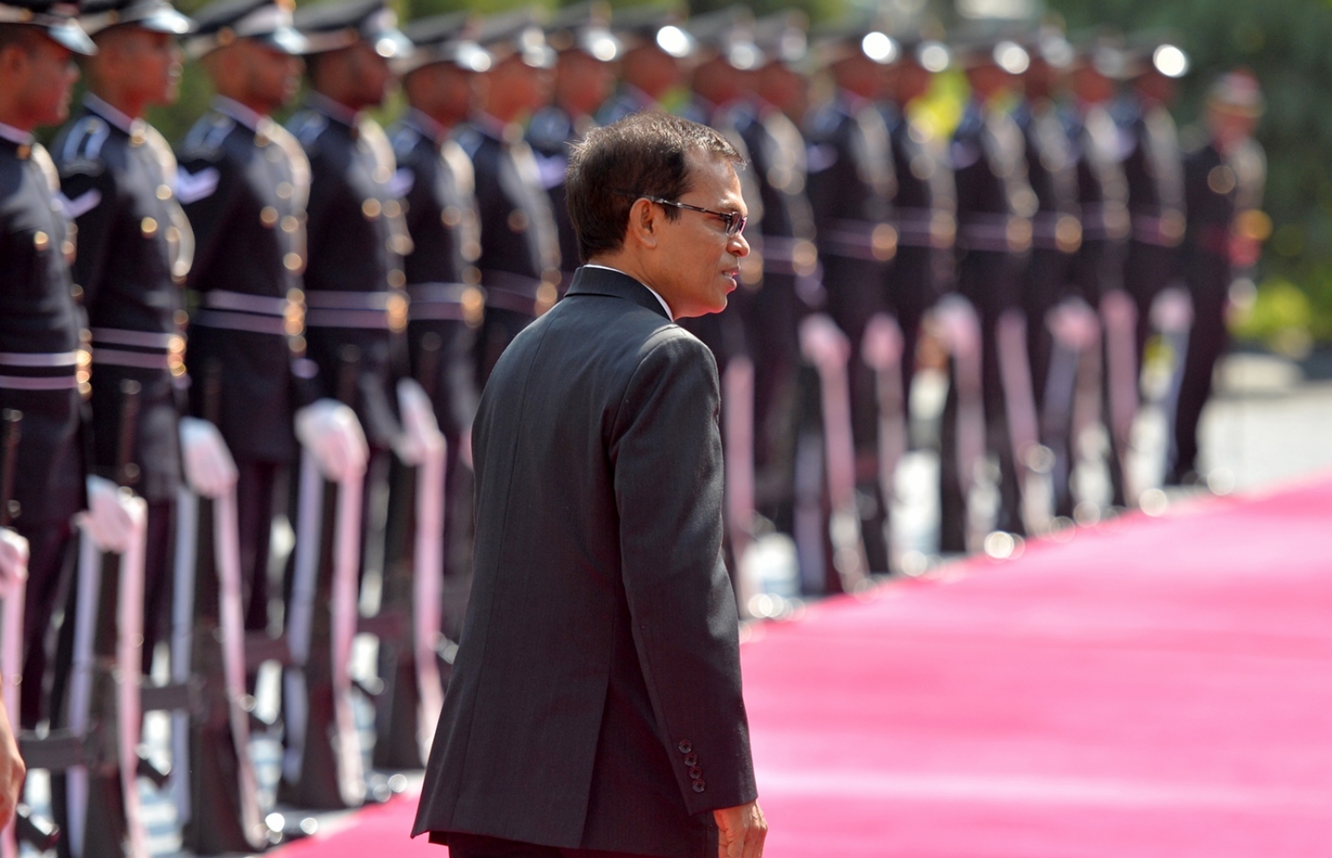 ރައްޔިތުންގެ މަޖިލިހުގެ މި އަހަރުގެ ފުރަތަމަ ޖަލްސާ އަދި ރައީސް އަބްދުﷲ ޔާމީން މި އަހަރުގެ ރިޔާސީ ބަޔާން އިއްވެވި ޖަލްސާގެ ކުރިން މަޖިލިހުގެ ރައީސް މަސީހް، ދަރުބާރުގޭގެ ބޭރުގައި މަޑުކޮށްލައްވައިގެން: އޭނާގެ އިތުބާރު ނެތްކަމުގެ މައްސަލަ މި މަހުގެ 27 އަށް ވަނީ އެޖެންޑާ ކޮށްފައި.---ފައިލް ފޮޓޯ: ރައީސް އޮފީސް