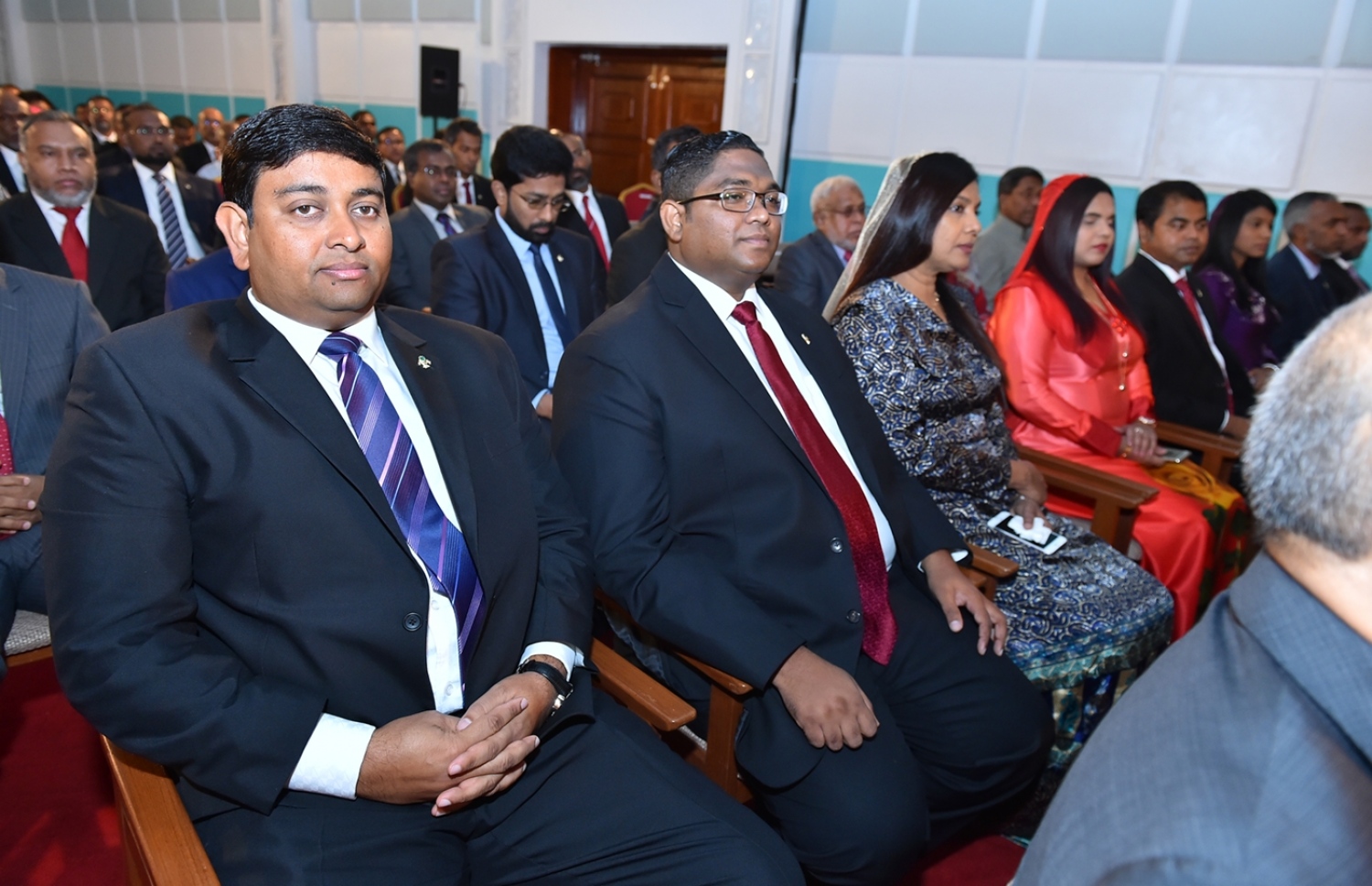 މި އަހަރުގެ ރިޔާސީ ބަޔާން އިއްވެވުމަށްޓަކައި މިއަދު ބޭއްވި ރައްޔިތުންގެ މަޖިލިހުގެ މި އަހަރުގެ ފުރަތަމަ ޖަލްސާގައި ބައެއް ވަޒީރުން ބައިވެރިވެވަޑައިގަންނަވަނީ.---ފޮޓޯ: ރައީސް އޮފީސް