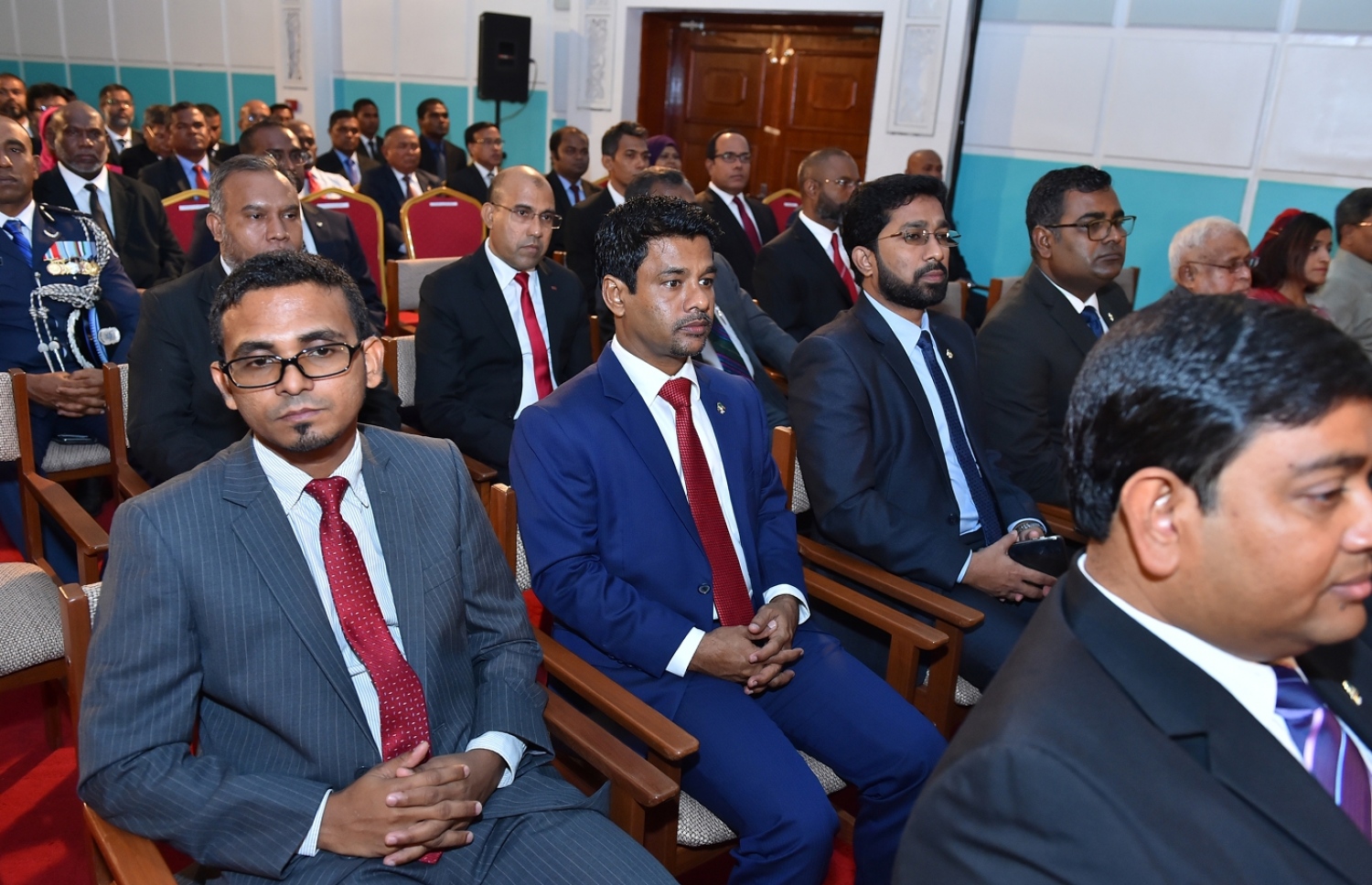 މި އަހަރުގެ ރިޔާސީ ބަޔާން އިއްވެވުމަށްޓަކައި މިއަދު ބޭއްވި ރައްޔިތުންގެ މަޖިލިހުގެ މި އަހަރުގެ ފުރަތަމަ ޖަލްސާގައި ބައެއް ވަޒީރުން ބައިވެރިވެވަޑައިގަންނަވަނީ.---ފޮޓޯ: ރައީސް އޮފީސް