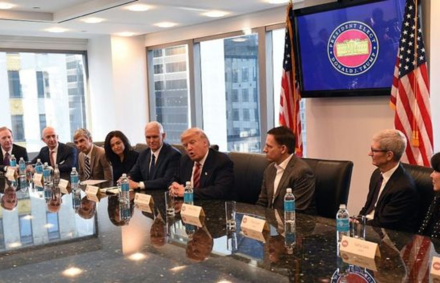 ޓްރަމްޕް ހުވާ ކުރުމުގެ ކުރިން ވަނީ ވަރަށް ގިނަ ޓެކް ކުންފުނިތަކުގެ އިސް މީހުންނާ ބައްދަލުކޮށްފައި.