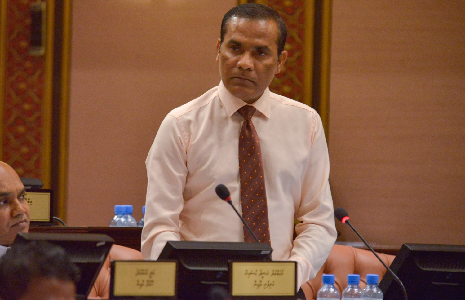 މެމްބަރު ޖައުފަރު ވާހަކަ ދައްކަވަނީ. މި އިސްލާހަށް ބަދަލު ގެންނަން ޖެހޭ ކަމަށް އޭނާ ވިދާޅުވި. - ފޮޓޯ: މަޖިލިސް