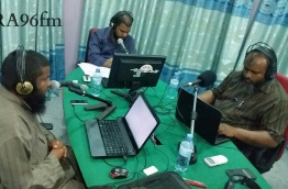 ޑރ. މުހަންމަދު އިޔާޒު ރޭޑިއޯ ޕްރޮގްރާމެއްގައި ދީނީ ސުވާލުތަކަކަށް ޖަވާބު ދެއްވަނީ