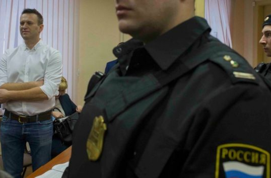 ރަޝިޔާގެ އިދިކޮޅު ލީޑަރު ނަވަލްނީ (ވ) ކޯޓުގައި: ކޯޓު ހުކުމާ ގުޅިގެންއޭނާ އަށް ވަނީ ރިޔާސީ އިންތިޚާބުގައި ވާދަކުރުމުގެ ފުރުސަތު ގެއްލިފައި. --ފޮޓޯ:ރޮއިޓާސް