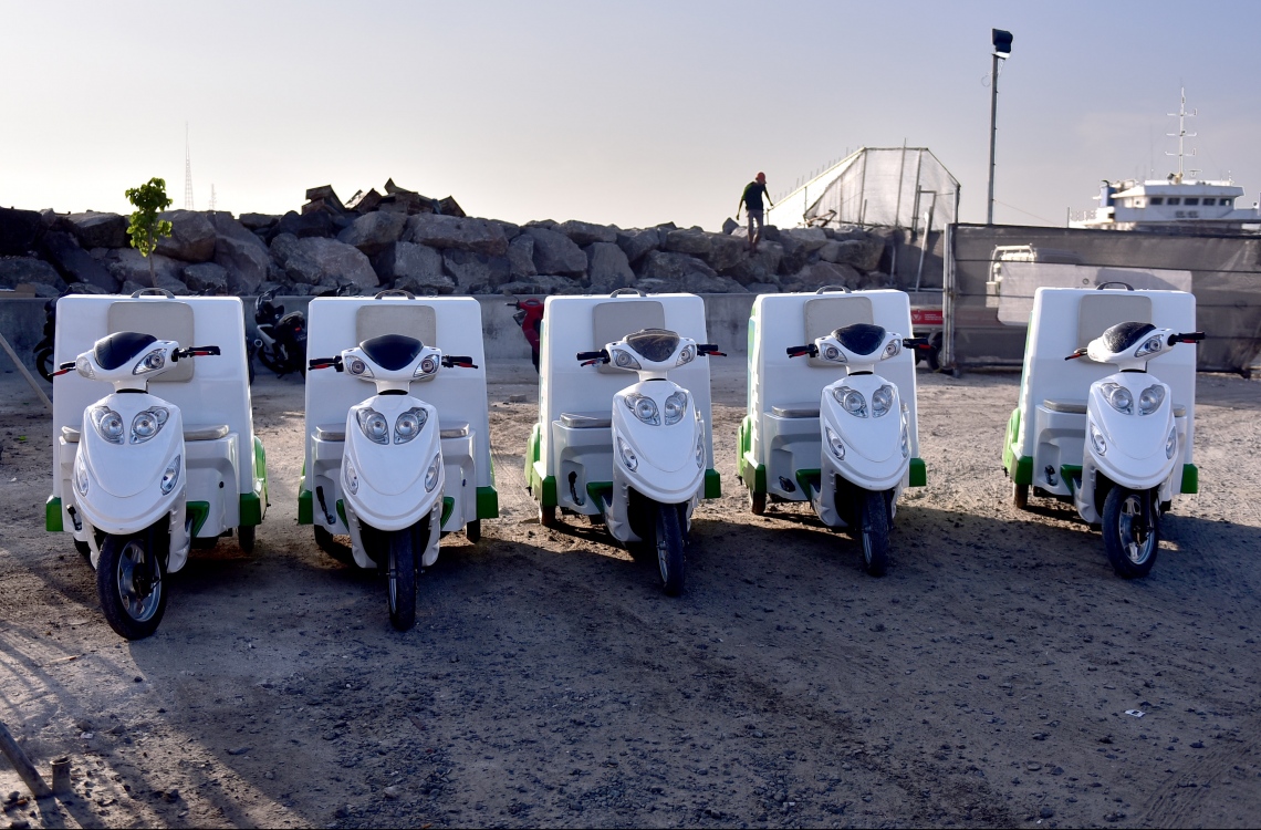 މާލެ، ފެބްރުއަރީ 13، 2017- މާލޭގައި ކުނި އުފުލުމަށްޓަކައި ވެމްކޯ އަށް އަލަށް ގެނައި 30 އުޅަނދުގެ ތެރޭގައި ހިމެނޭ ޓްރައިސައިކަލްތައް.----ފޮޓޯ: ހުސެއިން ވަހީދު/މިހާރު