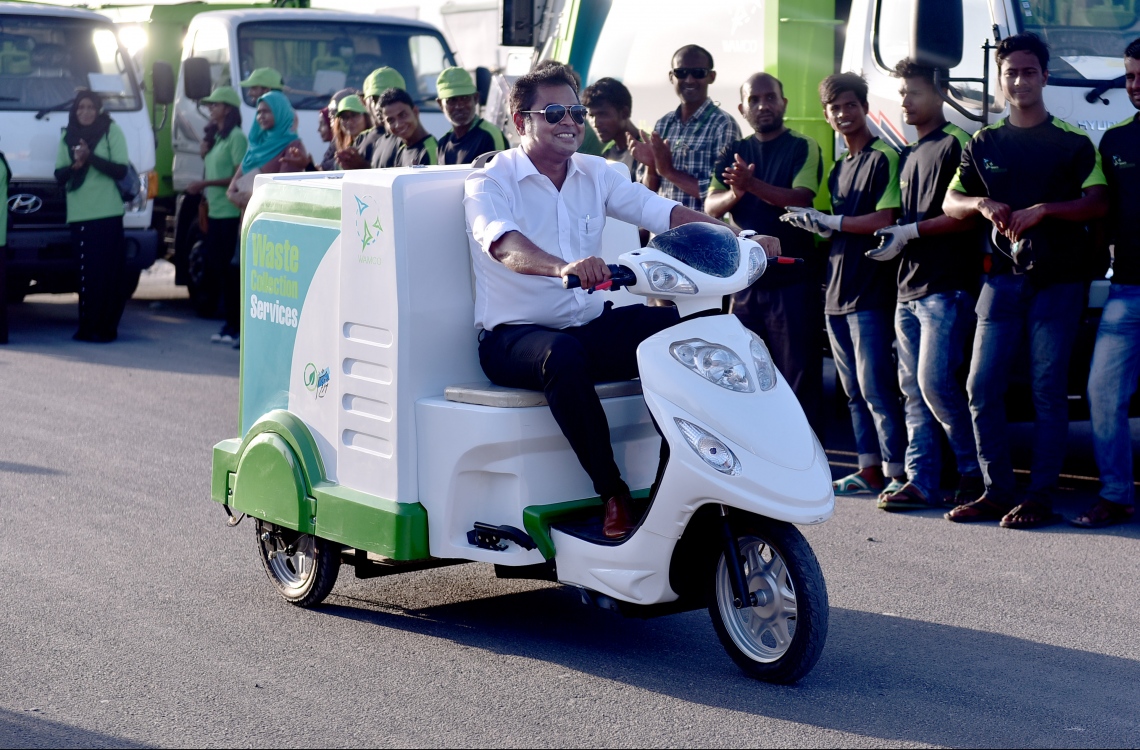 މާލެ، ފެބްރުއަރީ 13، 2017- މާލޭގައި ކުނި އުފުލުމަށްޓަކައި ވެމްކޯ އަށް އަލަށް ގެނައި އުޅަނދުތައް އިންޑަސްޓްރިއަލް ވިލެޖްގައި ދައްކާލުމުގެ ގޮތުން ތިމާވެއްޓާ ބެހޭ މިނިސްޓަރު ތޯރިގް އިބްރާހިމް ޓްރައިސައިކަލެއް ދުއްވާލައްވަނީ.---ފޮޓޯ: ހުސެއިން ވަހީދު/މިހާރު