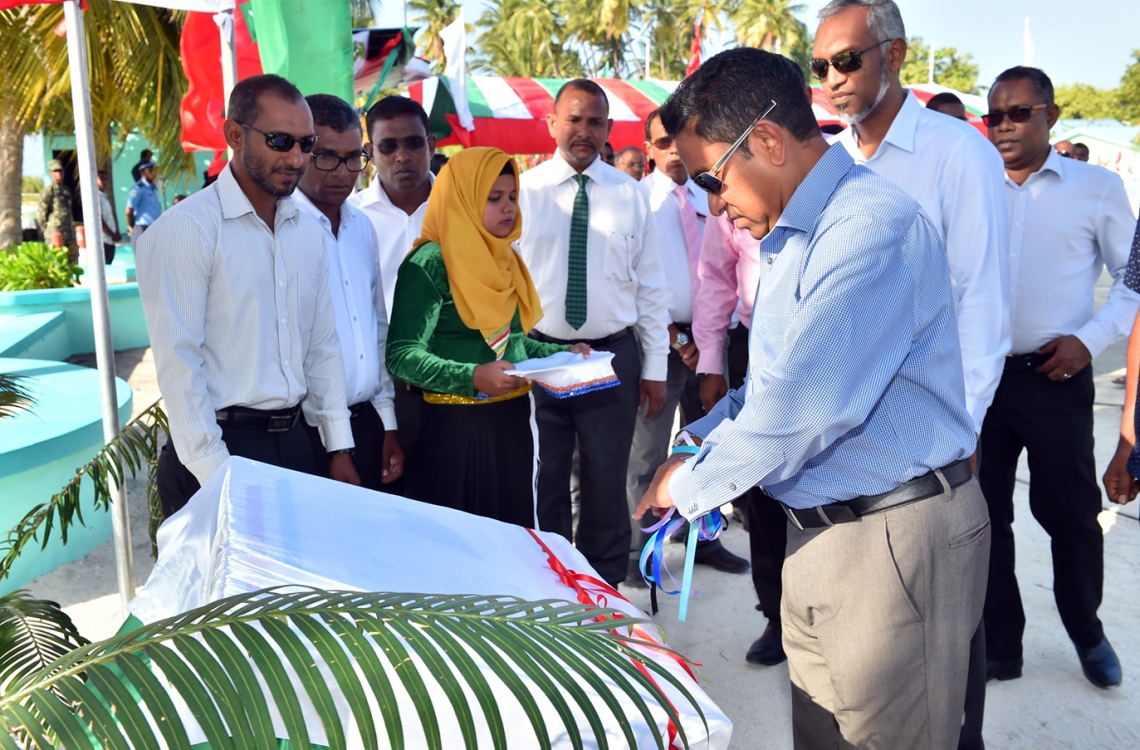 ކ. ހިންމަފުށި: ފެބްރުއަރީ 13، 2017- ހިންމަފުށީގެ ބިން ހިއްކުމުގެ މަޝްރޫއު ނިންމުމުގެ ރަސްމިއްޔާތުގައި ރައީސް ޔާމީން ބައިވެރިވެވަޑައިގަންނަވަނީ.