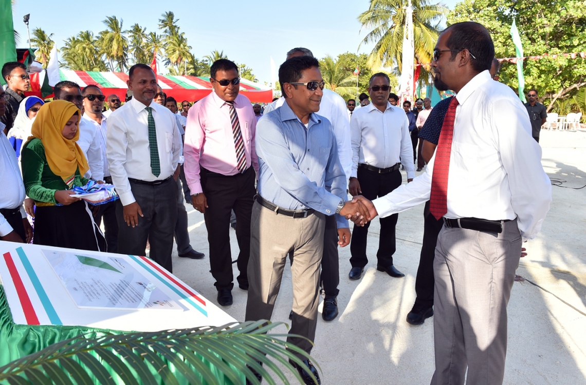 ކ. ހިންމަފުށި: ފެބްރުއަރީ 13، 2017- ހިންމަފުށީގެ ބިން ހިއްކުމުގެ މަޝްރޫއު ނިމުން ފާހަގަކުރުމަށް ބޭއްވި ރަސްމިއްޔާތުގައި ރައީސް ޔާމީން، ކައުންސިލްގެ ރައީސް ޝާންއާ ސަލާމް ކުރައްވަނީ.