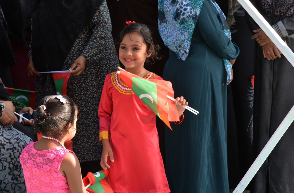 ކ. ހިންމަފުށި: ފެބްރުއަރީ 13، 2017- ހިންމަފުށީގެ ބިން ހިއްކުމުގެ މަޝްރޫއު ނިންމުމުގެ ރަސްމިއްޔާތުގައި ބޭއްވި މުނިފޫހިފިލުވުމުގެ ހަރަކާތުގައި ކުޑަކުއްޖަކު ދިދައެއް ހިފައިގެން.