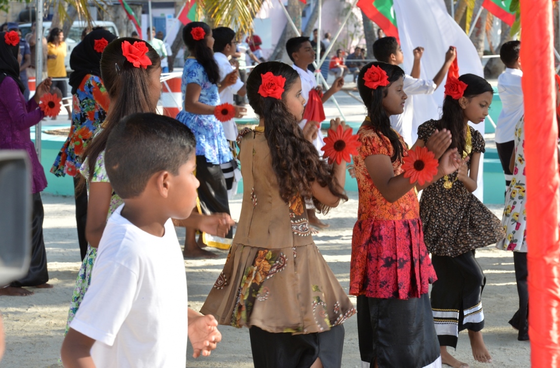 ކ. ހިއްމަފުށި: ފެބްރުއަރީ 13، 2017: ކ. ހިންމަފުށީގެ ބިން ހިއްކުމުގެ މަޝްރޫއު ނިންމުމުގެ ރަސްމިއްޔާތުގައި ކުޑަކުދިންތަކެއް މުނިފޫހިފިލުވުމުގެ އައިޓަމެއް ހުށަހަޅަނީ.--- ފޮޓޯ: ރައީސް އޮފީސް