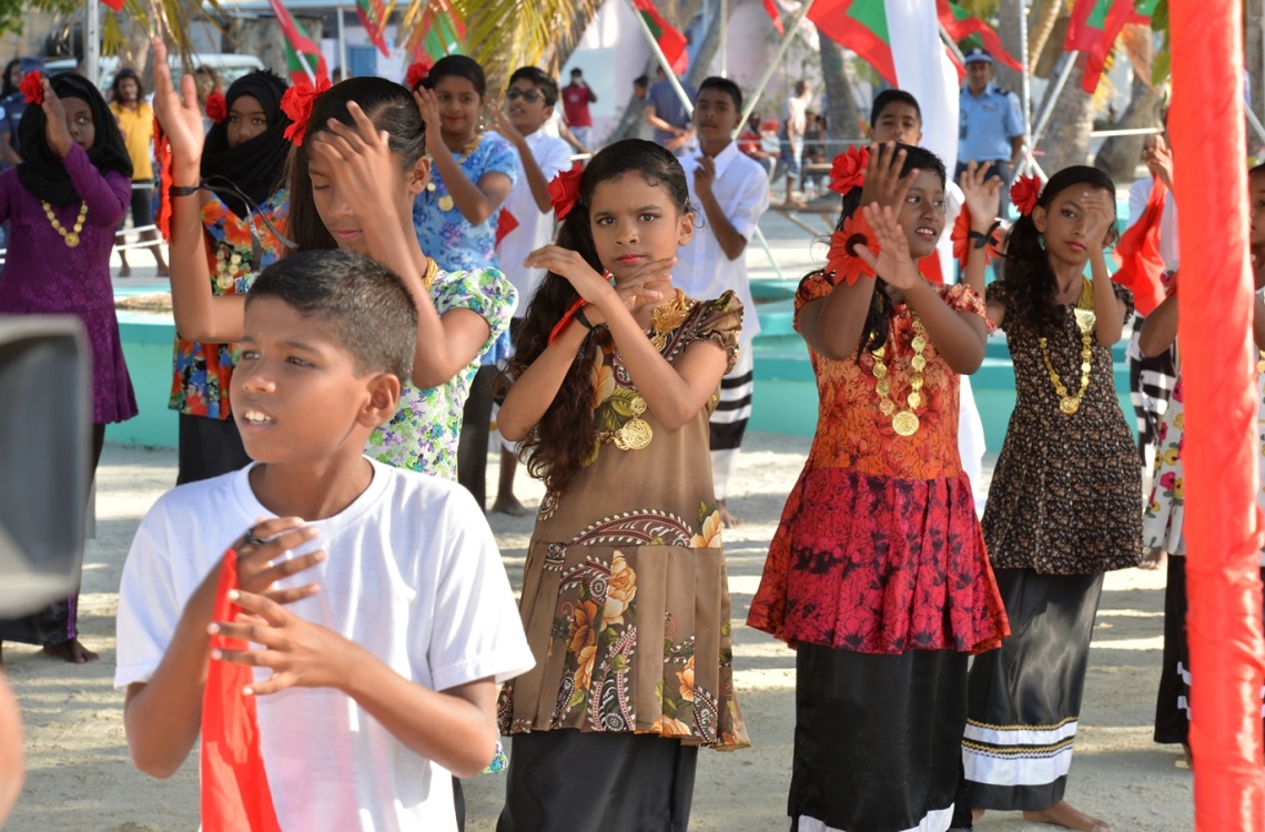 ކ. ހިންމަފުށި: ފެބްރުއަރީ 13، 2017- ހިންމަފުށީގެ ބިން ހިއްކުމުގެ މަޝްރޫއު ނިންމުމުގެ ރަސްމިއްޔާތުގައި ރަށުގެ ބައެއް ކުޑަކުދިން މުނިފޫހިފިލުވުމުގެ އައިޓަމެއް ހުށަހަޅަނީ.