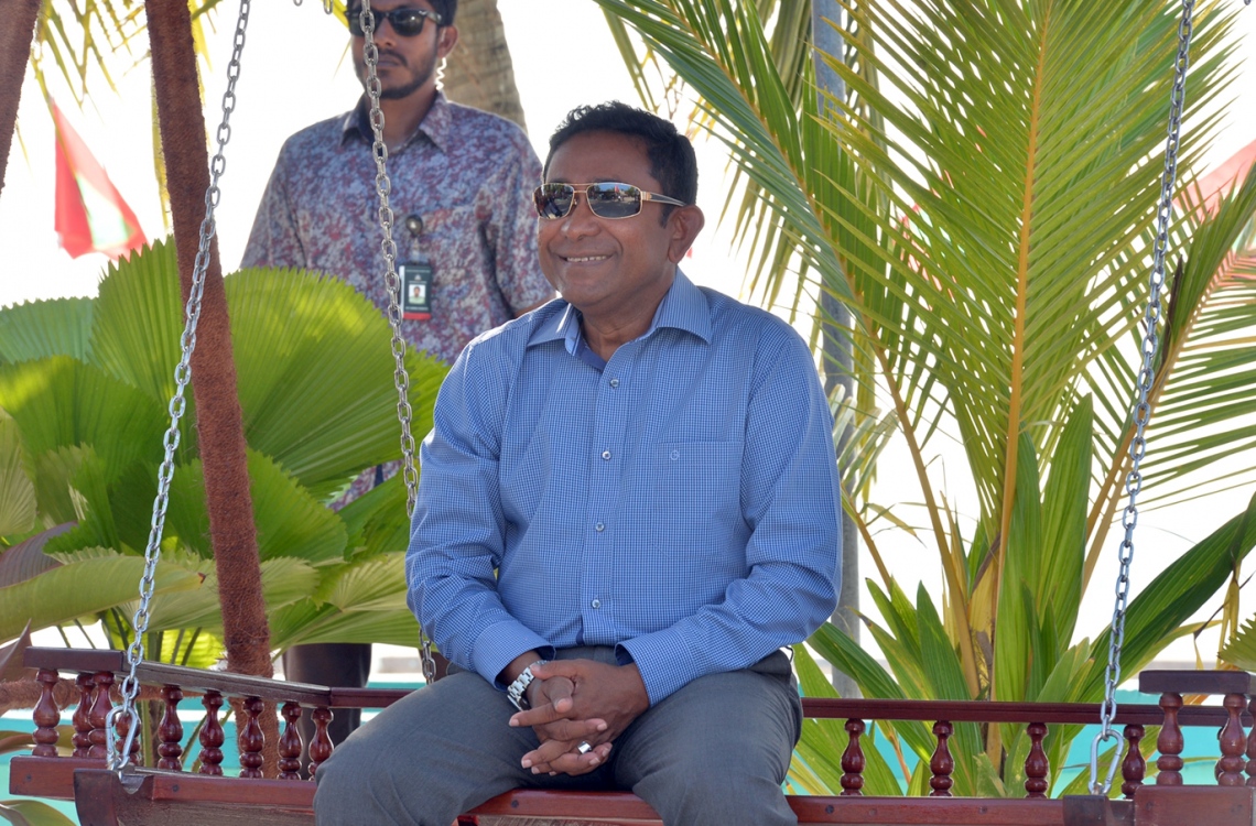 ކ. ހިންމަފުށި: ފެބްރުއަރީ 13، 2017- ހިންމަފުށީގެ ބިން ހިއްކުމުގެ މަޝްރޫއު ނިންމުމުގެ ރަސްމިއްޔާތަށް ފަހު، ރައީސް ޔާމީން އުނދޯއްޔެއްގައި އިށީނދެވަޑައިގެން.