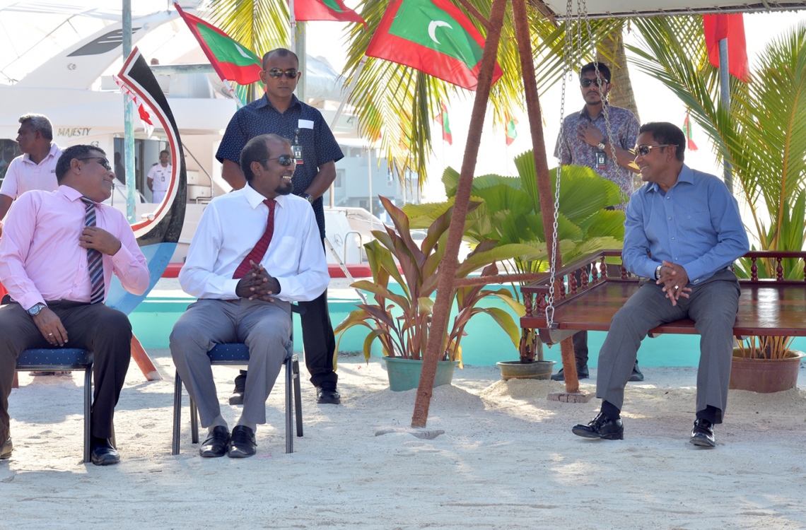 ކ. ހިންމަފުށި: ފެބްރުއަރީ 13، 2017- ހިންމަފުށީގެ ބިން ހިއްކުމުގެ މަޝްރޫއު ނިންމުމުގެ ރަސްމިއްޔާތަށް ފަހު، ރައީސް ޔާމީން، ރަށުގެ ކައުންސިލްގެ ރައީސް ޝާން އިބްރާހީމްއާ ވާހަކަފުޅު ދައްކާލައްވަނީ.