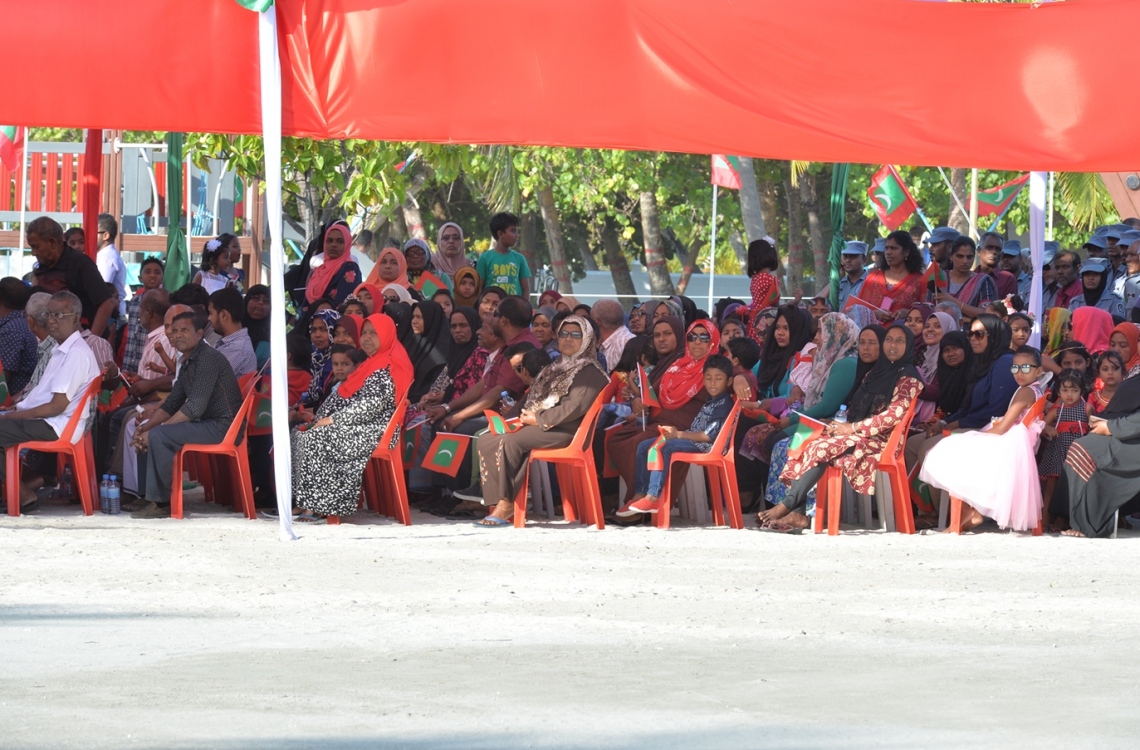 ކ. ހިންމަފުށި: ފެބްރުއަރީ 13، 2017- ހިންމަފުށީގެ ބިން ހިއްކުމުގެ މަޝްރޫއު ނިންމުމުގެ ރަސްމިއްޔާތުގައި، ރަށުގެ ބައެއް އާންމުން ބައިވެރިވަނީ.