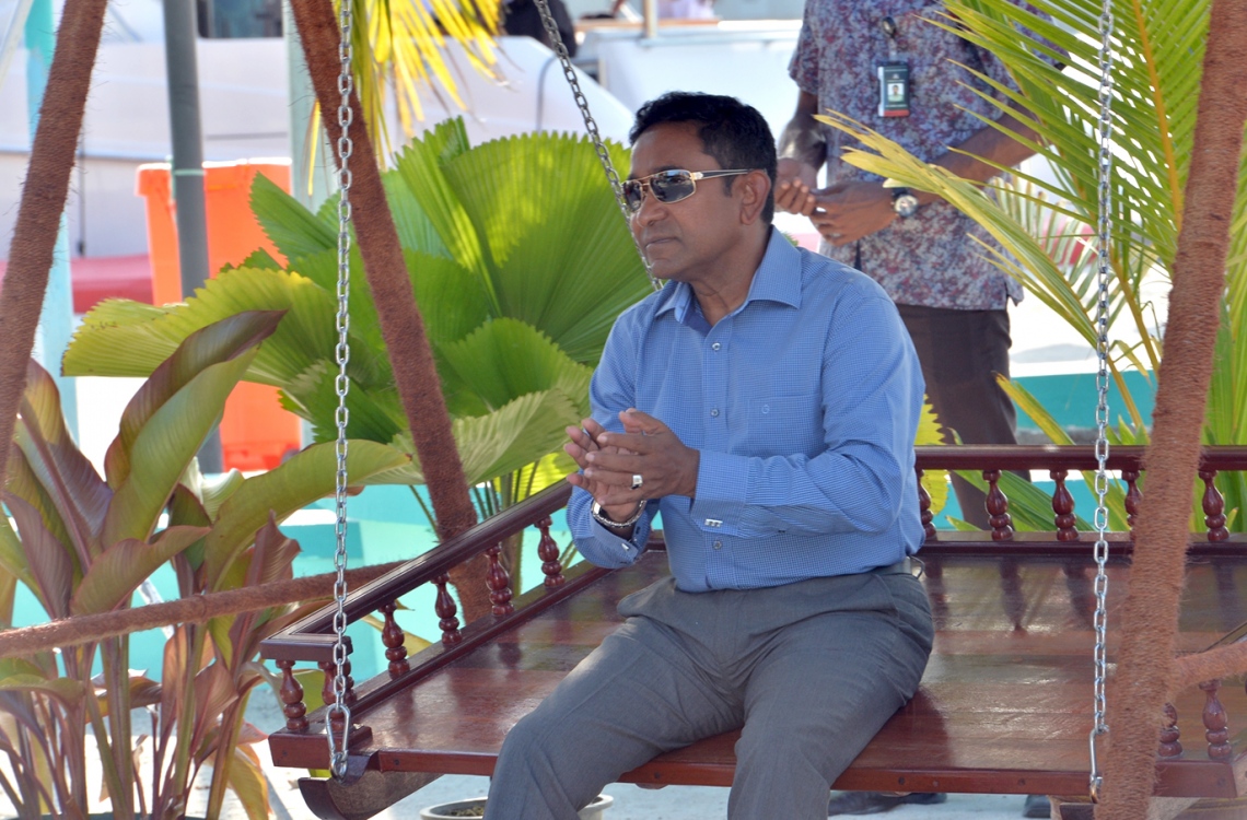 ކ. ހިންމަފުށި: ފެބްރުއަރީ 13، 2017- ހިންމަފުށީގެ ބިން ހިއްކުމުގެ މަޝްރޫއު ނިންމުމުގެ ރަސްމިއްޔާތަށް ފަހު، ރައީސް ޔާމީން އުނދޯއްޔެއްގައި އިށީނދެވަޑައިގެން.