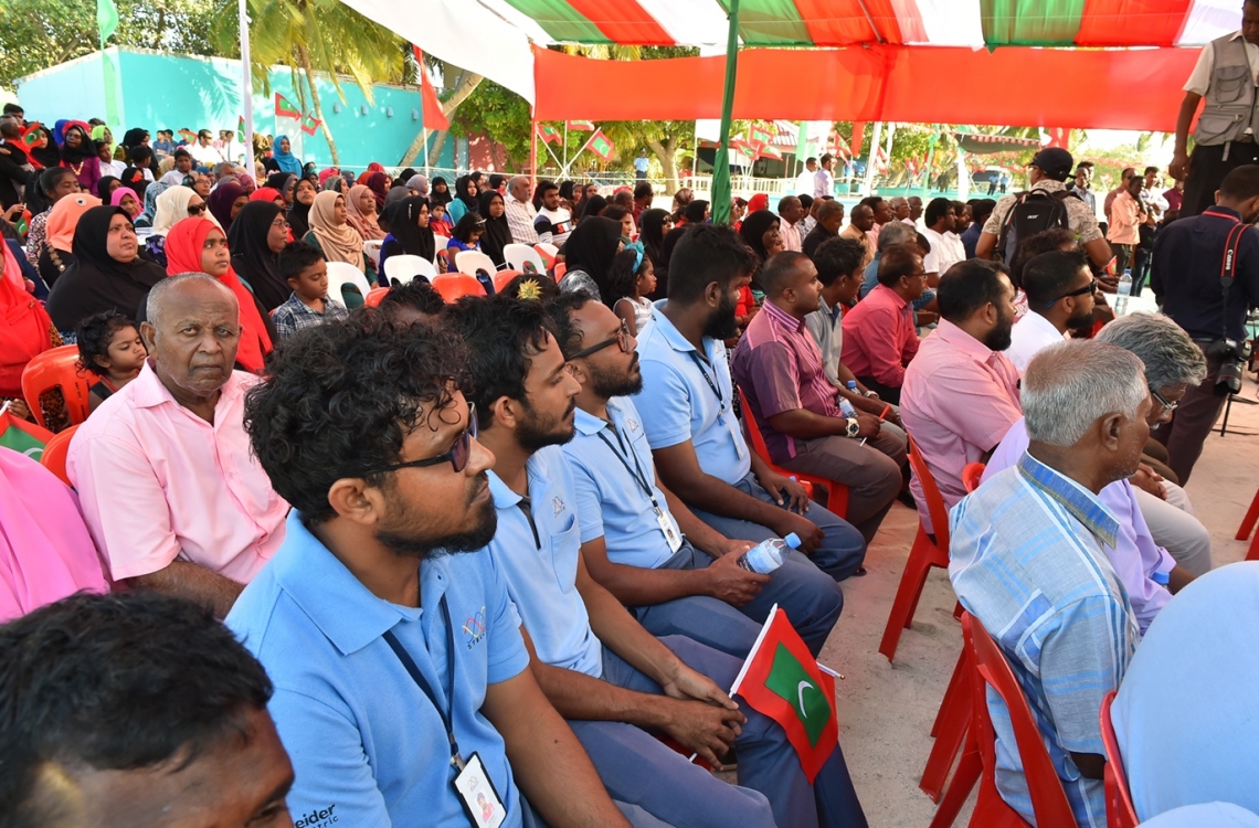 ކ. ހިންމަފުށި: ފެބްރުއަރީ 13، 2017- ހިންމަފުށީގެ ބިން ހިއްކުމުގެ މަޝްރޫއު ނިންމުމުގެ ރަސްމިއްޔާތުގައި ސަރުކާރުގެ ބައެއް މުއައްސަސާތަކުގެ މުވައްޒަފުންނާއި ރައްޔިތުން ބައިވެރިވަނީ.