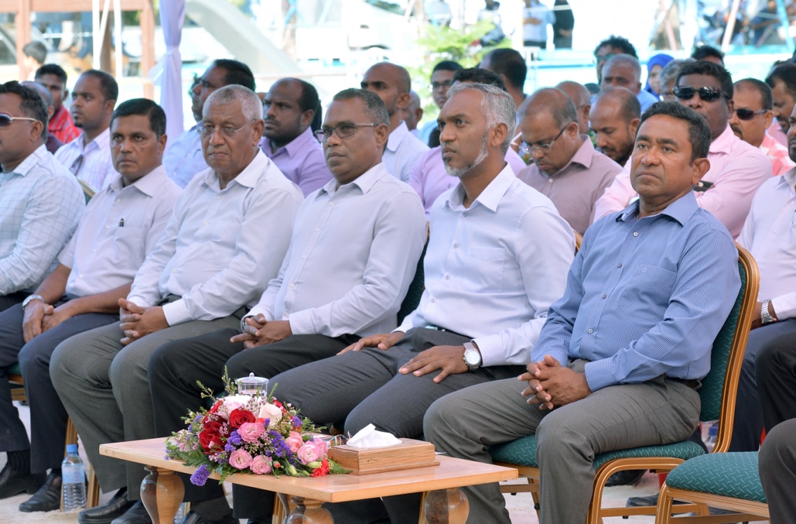 ކ. ހިންމަފުށި: ފެބްރުއަރީ 13، 2017- މި ރަށުގެ ބިން ހިއްކައި ނިންމުމުގެ ރަސްމިއްޔާތުގައި ރައީސް ޔާމީނާއި ސަރުކާރުގެ ބައެއް އިސްވެރިން ބައިވެރިވެވަޑައިގަންނަވަނީ.