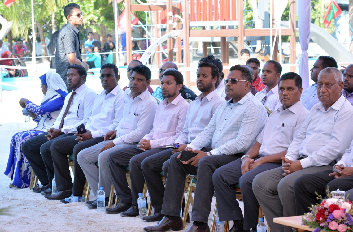 ކ. ހިންމަފުށި: ފެބްރުއަރީ 13، 2017- މި ރަށުގެ ބިން ހިއްކައި ނިންމުމުގެ ރަސްމިއްޔާތުގައި ސަރުކާރުގެ ބައެއް އިސްވެރިން ބައިވެރިވެވަޑައިގަންނަވަނީ.