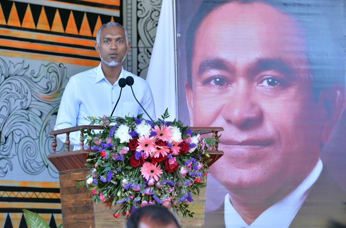 ކ. ހިންމަފުށި: ފެބްރުއަރީ 13، 2017- މި ރަށުގެ ބިން ހިއްކައި ނިންމުމުގެ ރަސްމިއްޔާތުގައި ހައުސިން މިނިސްޓަރު ޑރ. މުހައްމަދު މުއިއްޒު ވާހަކަ ދައްކަވަނީ.