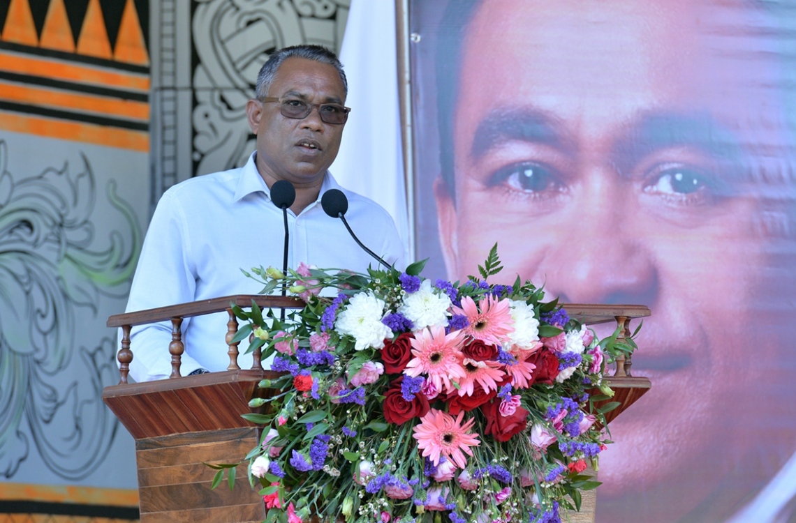 ކ. ހިންމަފުށި: ފެބްރުއަރީ 13، 2017- މި ރަށުގެ ބިން ހިއްކައި ނިންމުމުގެ ރަސްމިއްޔާތުގައި، ވެރިކަންކުރާ ޕީޕީއެމްގެ ނައިބު ރައީސް އަބްދުއްރަހީމް އަބްދުﷲ ވާހަކަ ދައްކަވަނީ.