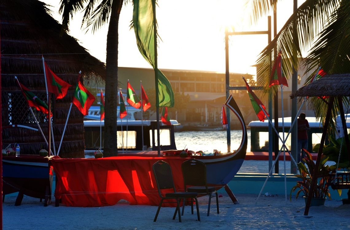 ކ. ހިންމަފުށި: ފެބްރުއަރީ 13، 2017- މި ރަށުގެ ބިން ހިއްކައި ނިންމުމުގެ ރަސްމިއްޔާތަށް ގައުމީ ދިދަ ޖަހައި ޒީނަތްތެރިކޮށްފައި: މި ރަސްމިއްޔާތު ޝަރަފުވެރި ކޮށްދެއްވަމުން ރައީސް ޔާމީން ވިދާޅުވީ، ހިންމަފުށީގެ ބިން ހިއްކުމުން އެ ރަށުގެ ބިމަށް ގާތްގަނޑަކަށް ތިންބައިކުޅަ ދެބައި އިތުރުވެފައިވާ ކަމަށް