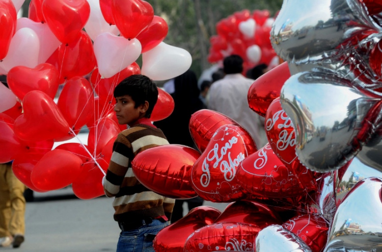 ޕާކިސްތާނުގައި ލޯބިވެރިންގެ ދުވަސް ފާހަގަ ކުރުން މަނާ