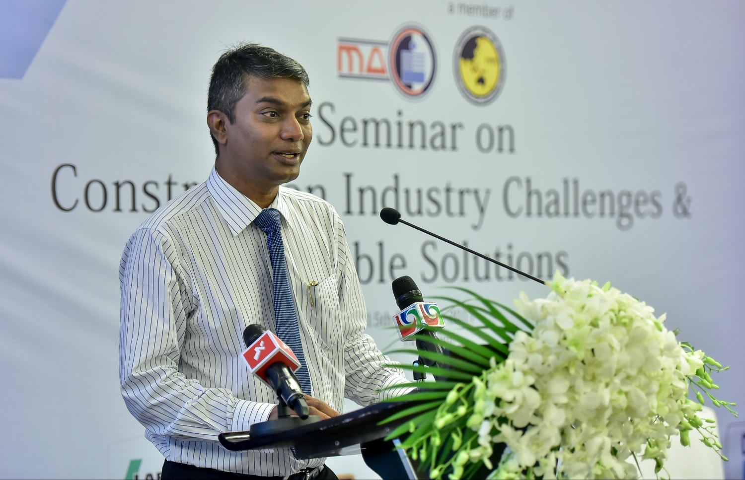 މޯލްޑިވްސް އެސޯސިއޭޝަން އޮފް ކޮންސްޓްރަކްޝަން އިންޑަސްޓްރީ (މަސީ) ގެ ފަރާތުން، ބޭއްވި ސެމިިނާގައި ޖަނާހް ވާހަކަ ދައްކަވަނީ: އޭނާ ދެކެވަޑައިގަންނަވާ ގޮތުގައި މި މަޝްރޫއު ކާމިޔާބުކުރަން ވިސްނުން ބަދަލުކުރަންޖެހޭ.-- ފޮޓޯ: ނިޝާން އަލީ/ މިހާރު