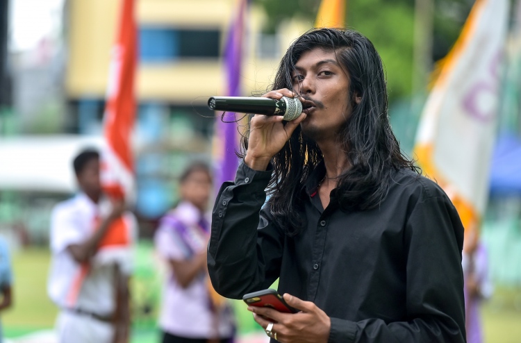 ޝަލަބީ: އިމާމެއް، ޓީޗަރެއް، ސޭލްސް ބޯއީއެއް!